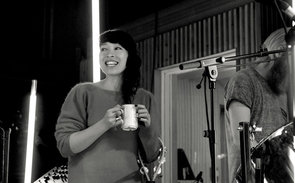 Gesteigerter Drogenkonsum ließ sich auch bei Little Dragon beobachten. Bevorzugtes Rauschmittel: Koffein. Hier Beweisfoto I.