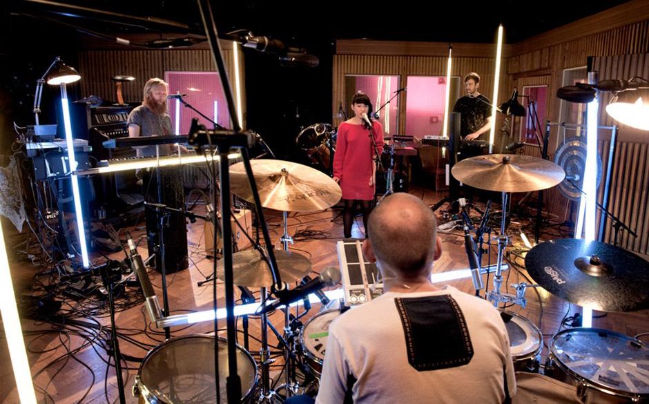 In jeder Folge des "Aufnahmezustand"s wird der Studioraum neu ausgeleuchtet. Little Dragon bevorzugten eine futuristische ...