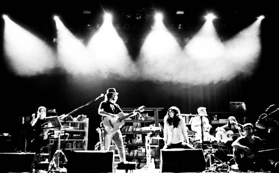 Mraz und The Vibrarians. Der Erlös für das Akustik-Set in L.A. geht an die Jason Mraz Foundation.