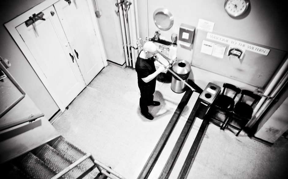 Backstage im Wiltern-Theatre. Reggie Watkins wärmt sich vor der Show noch eben auf.