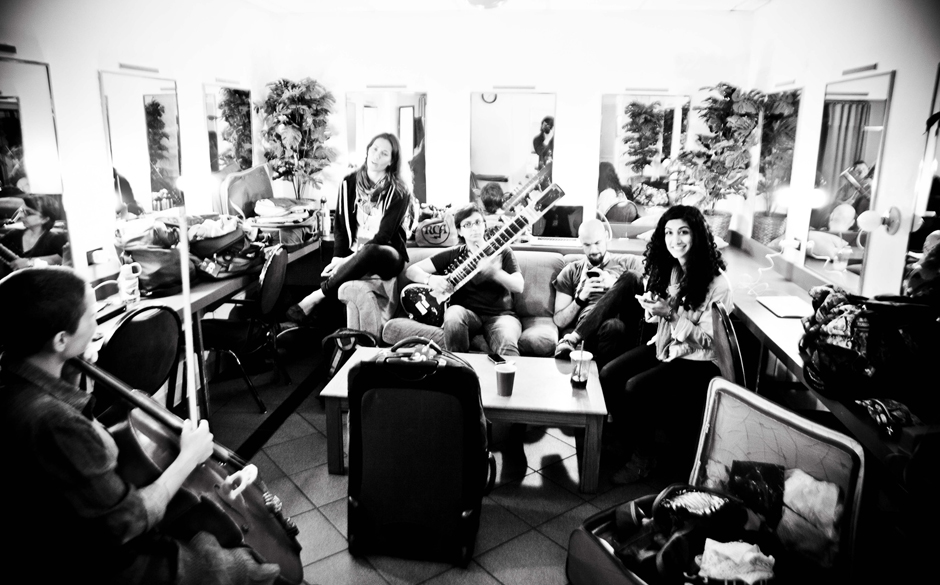 Mona Tavakoli zusammen mit Raining Jane Backstage im Wiltern-Theatre.