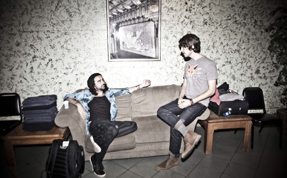 Bassist Kristian Attard schleißt Kontakte mit Parker Ainsworth, Special Guest des Abends im Wiltern-Theatre.