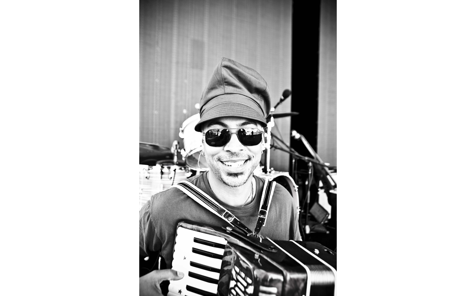 Multi-Instrumentalist Chris Joyner erstrahlt direkt bei der Beleuchtung in Las Vegas.