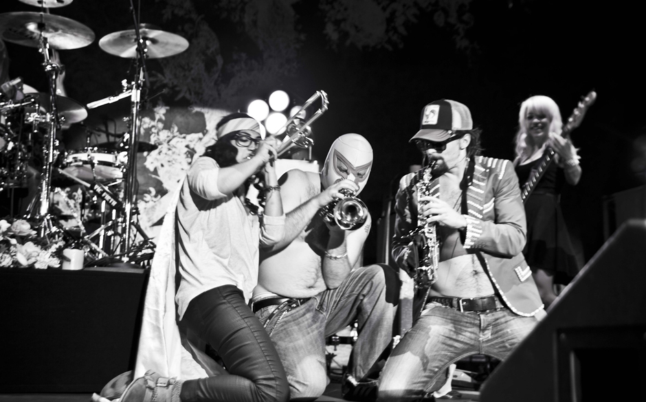 Mona Tavakoli, Michael Bram und Mraz greifen  den Grooveline Horns während Christina Perris' Set unter die Arme.