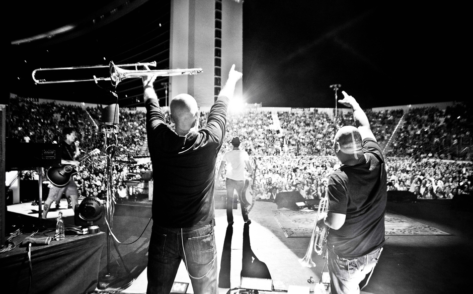 Die Grooveline Horns stimmen mit ein.