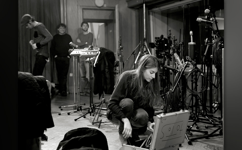 Nein, in dem Koffer sind keine Fotos. Stattdessen spielen Musiker der Band "Fotos" auch in der Live-Band von Valeska und S...