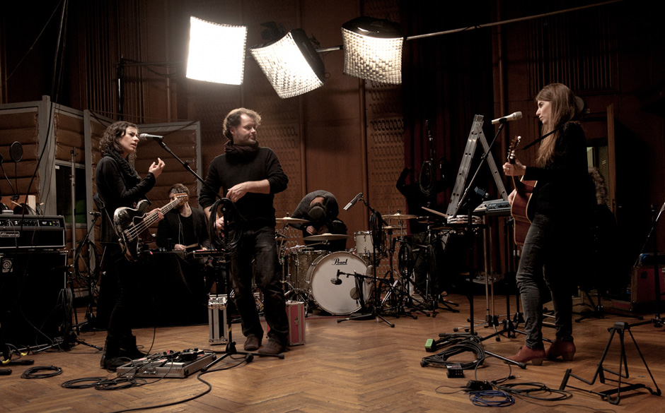 Im Hintergrund wird am Licht gefeilt, im Vordergrund werden Details zur Mikrofonierung besprochen.