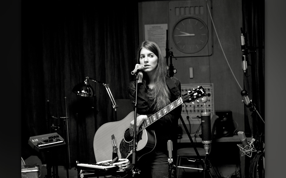 Valeska Steiner vor einer der typischen Uhren des ehemaligen "Funkhaus der DDR", in dem AUFNAHMEZUSTAND entstanden ist.