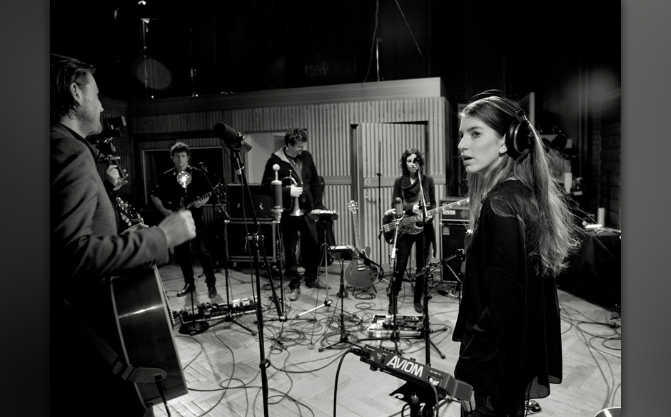 Boy haben sich als musikalische Gäste Niels Frevert und Peter Hinderthür mitgebracht.