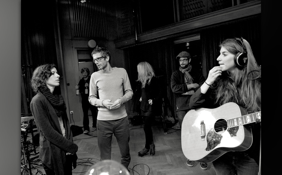 Die Musikerinnen im Gespräch mit Regisseur Sven Haeusler, der unter anderem auch für das MTV Unplugged mit Udo Lindenber...