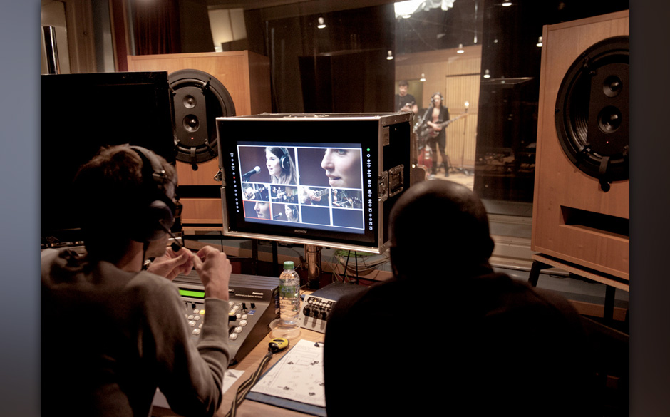 So sieht also ein improvisierter Regieraum aus. Zumindest wird es sicher nicht zu leise....