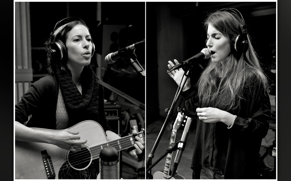 Sonja Glass u. Valeska Steiner vertieft in ihre Arbeit.