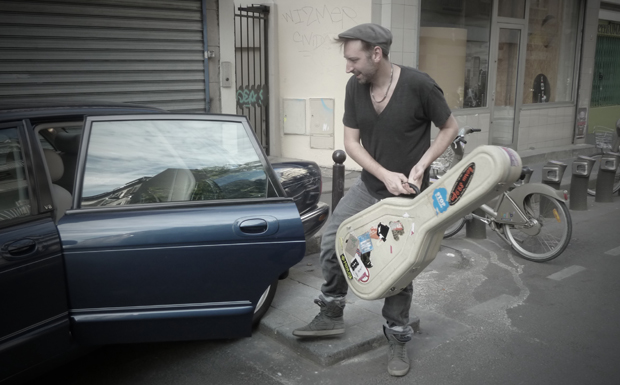Fink und seine Gitarre