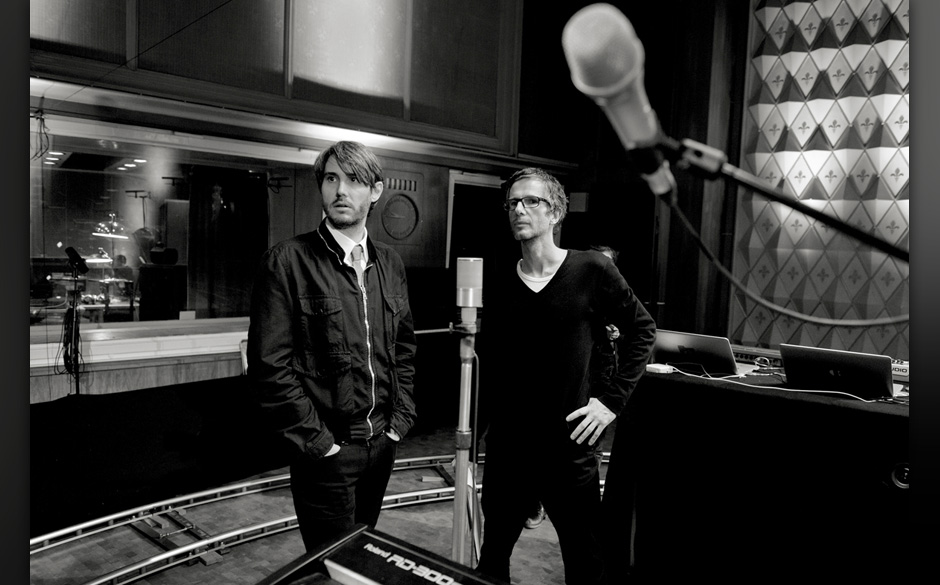 Männer, die auf Mikrofone starren.
Dirk von Lowtzow (Gastgesang) und Sven Haeusler (Regie)