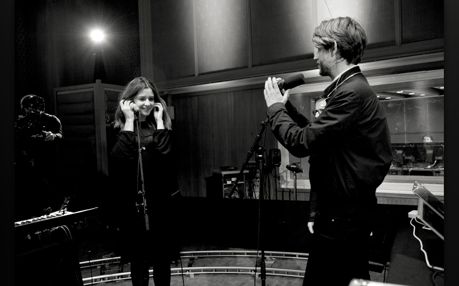 Ein Moment der Heiterkeit. Dominique Dillon de Byington und Dirk von Lowtzow performen exklusiv für AUFNAHMEZUSTAND gemei...