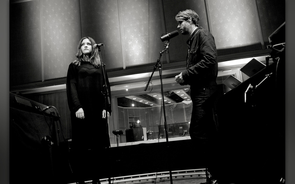 Bereit für's Duett: Dillon und Dirk von Lowtzow performen exklusiv für AUFNAHMEZUSTAND gemeinsam den Song "Tip Tapping".