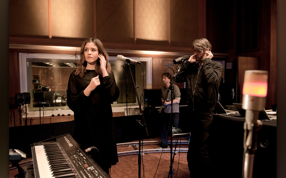 Es handelt sich an dieser Stelle NICHT um kollektives Ohrläppchen-Kneten, sondern um die Überprüfung des korrekten Sitz...