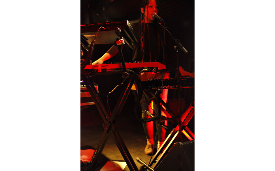 Twin Shadow im Bahnhof Ehrenfeld in Köln am 06. November 2012