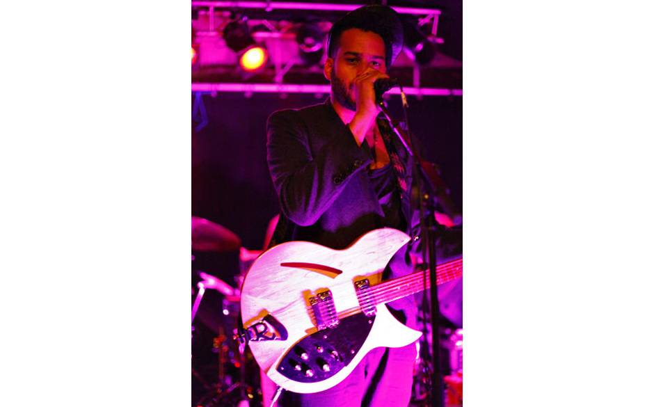 Twin Shadow im Bahnhof Ehrenfeld in Köln am 06. November 2012