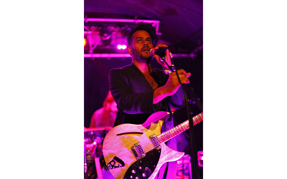 Twin Shadow im Bahnhof Ehrenfeld in Köln am 06. November 2012