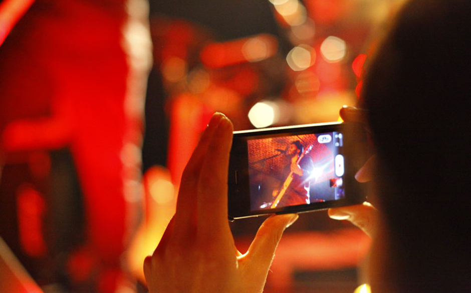 Twin Shadow im Bahnhof Ehrenfeld in Köln am 06. November 2012