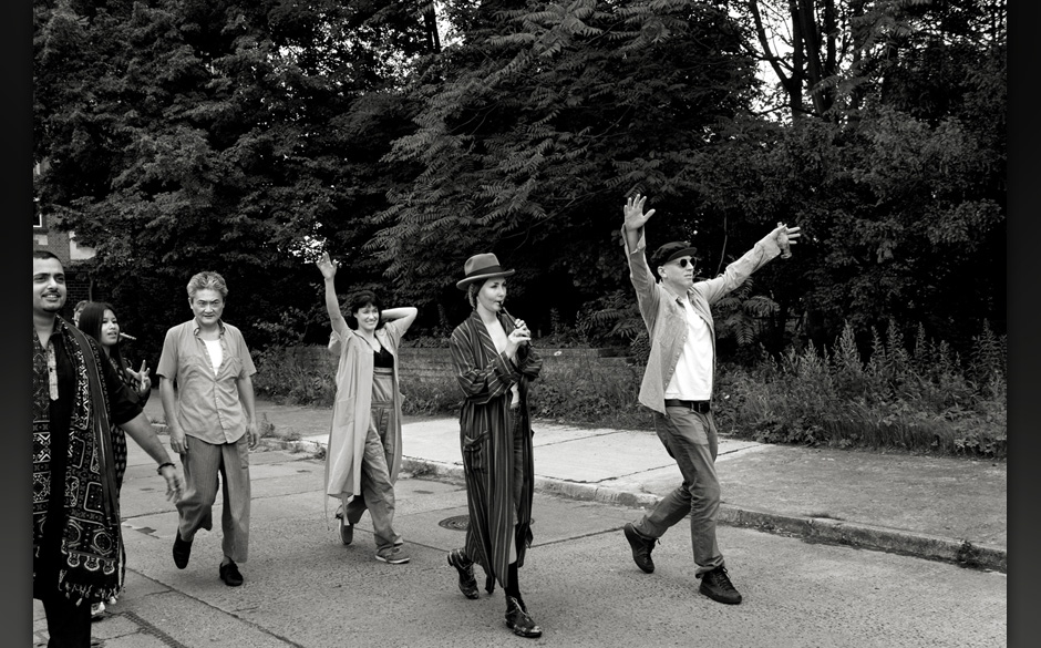 Der Menschenfänger von New York. Sehr erfolgreich, wie es scheint! Neben dem japanischen Multi-Instrumentalisten Takuya N...