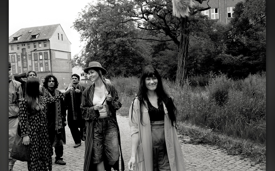 So ein Tag im Studio macht wohl gute Laune. Kein Wunder: es war der erste sonnige Tag in Berlin.