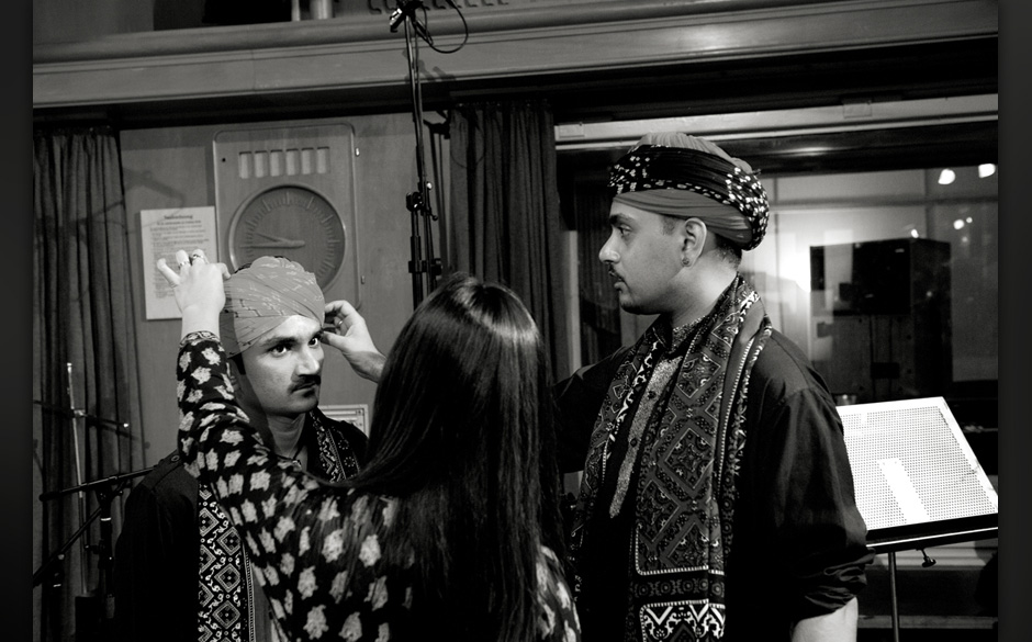 Letzter Style-Check vor dem Dreh. Der Kopfschmuck erteilt Auskunft über die Herkunfts-Region der Musiker.