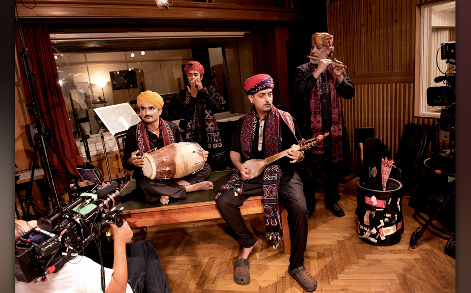 Japanische Kameratechnik trifft auf indische Folklore trifft auf ostdeutsche Raumakustik. Mehr Multi-Kulti geht kaum.