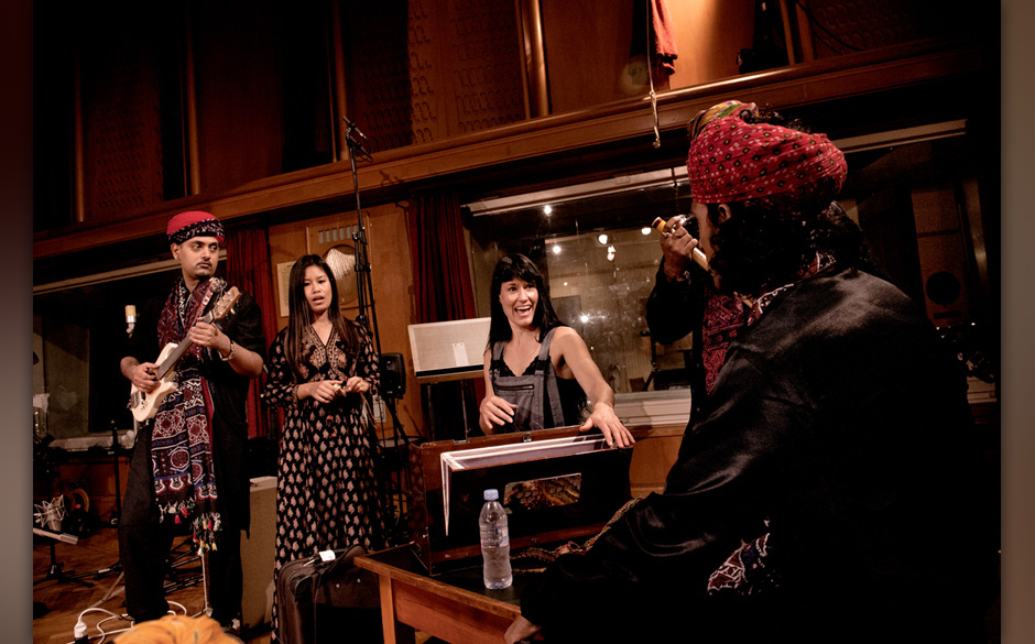 Sierra im Kreise der Rajasthan Roots. Wie es überhaupt zu dieser Liaison kam? AUFNAHMEZUSTAND schauen!