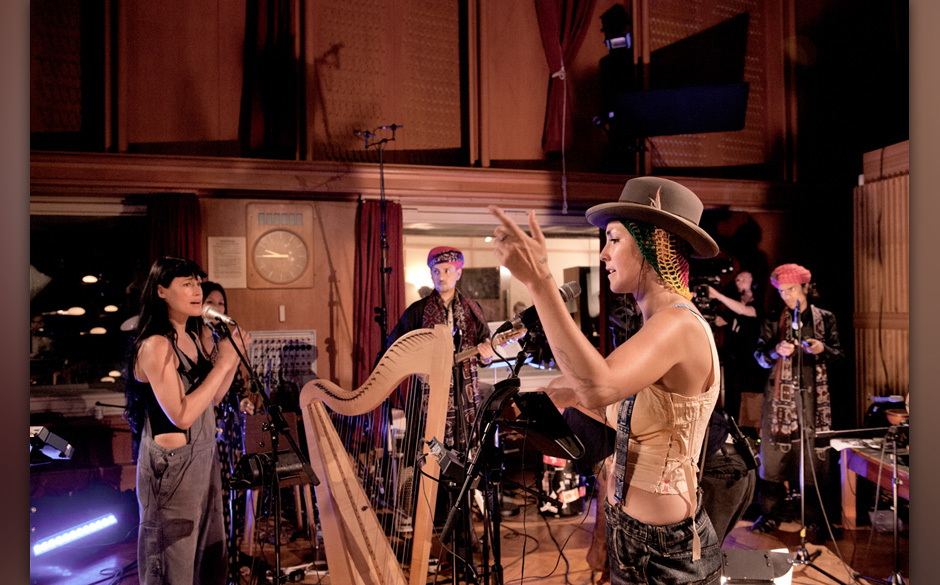 Bianca zählt die Truppe ein, Sierra hat eine Pause von der Harfe.