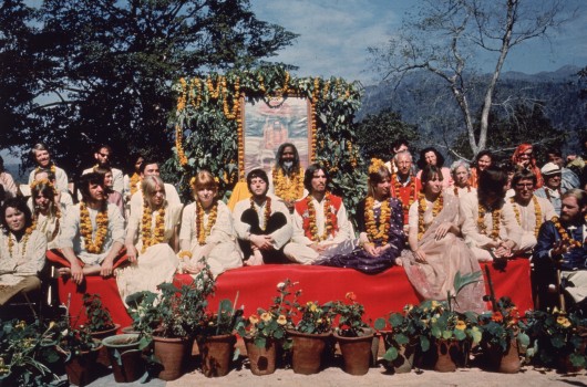 Es wird spirituell: Im März 1968 reisten Ringo Starr, Maureen Starkey, Jane Asher, Paul McCartney, George Harrison, Patti Boyd, Cynthia Lennon, John Lennon, , Beatles-Roadie Mal Evans und Mike Love von den Beach Boys mit zum Maharishi Mahesh Yogi in Rishikesh in Indien.)