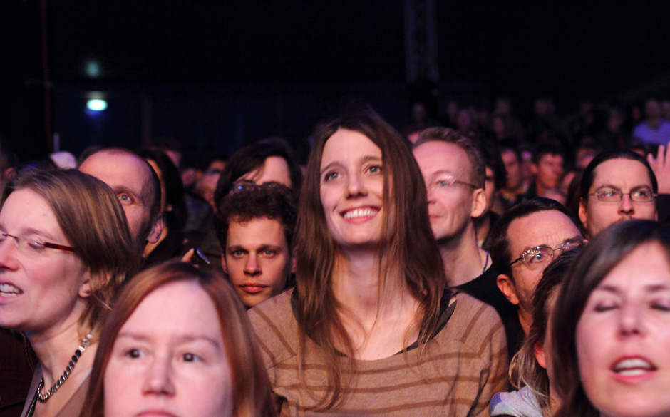 In erster Reihe sieht man unsere Autorin Birgitt Fuß. Hier bei Kettcar. Ob die Band es wohl zu ihrem Highlight schafft, e...