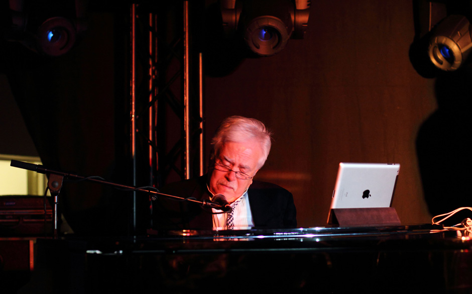 Van Dye Parks meinte noch scherzhaft: Steven Jobs ist auch da. Er spielte auf ein neues Bandmitglied an: Das MacBook, das ...