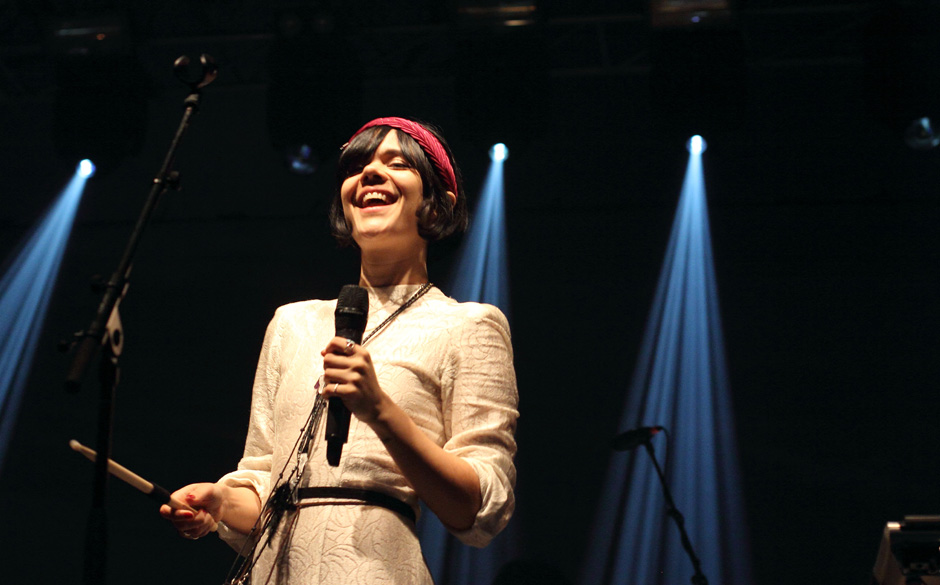 Die Texte gehen bei Bat For Lashes immer tief. Dennoch hüpfte Natasha Khan fröhlich mit Drumsticks, Rasseln und Mikro ü...