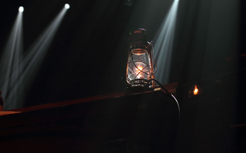 Sturmlicht für das richtige Ambiente bei Bat For Lashes.