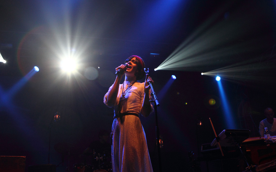 Natasha Kahn a.k.a. Bat For Lashes vollführte einen der beeindruckensten Auftritt des Abends und machte am Ende unseren O...