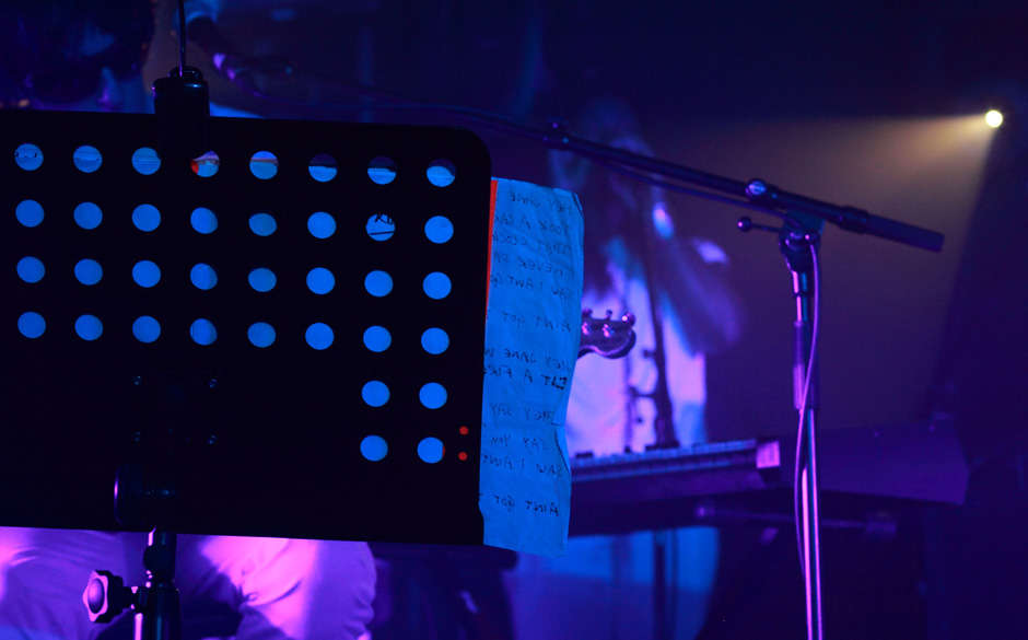 Jason Pierce versteckt sich hinter seinen Notenblättern.