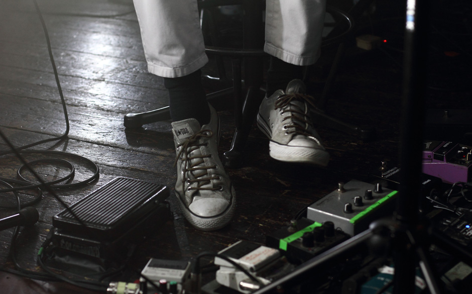 Gewollter Stilbruch? Die Chucks von Jason Pierce waren grau mit schwarzen Socken. Er dachte sicher, es merkt keiner. Falsch.