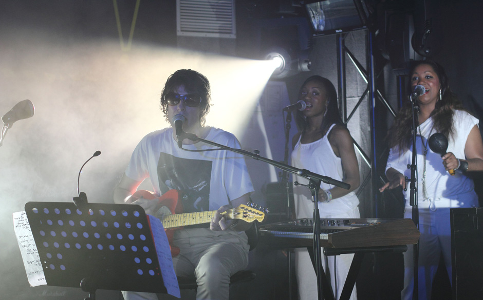 Bei Spiritualized war fast alles in weiß gehalten. Sogar die Backround-Sängerin, die kurz auf der Bühne gastierten hiel...