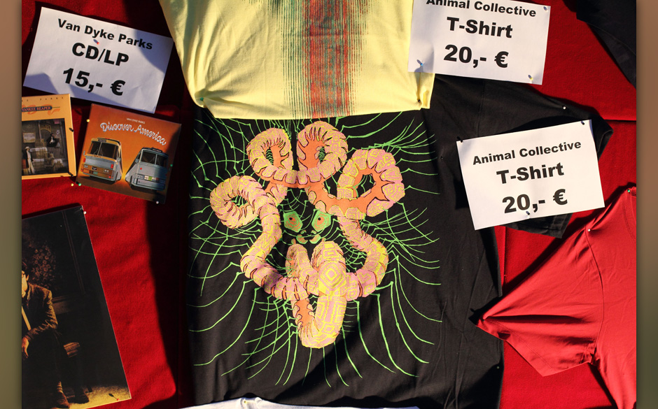 Noch eben mit dem passenden Outfit ausstatten und dann kann's zur Band gehen.