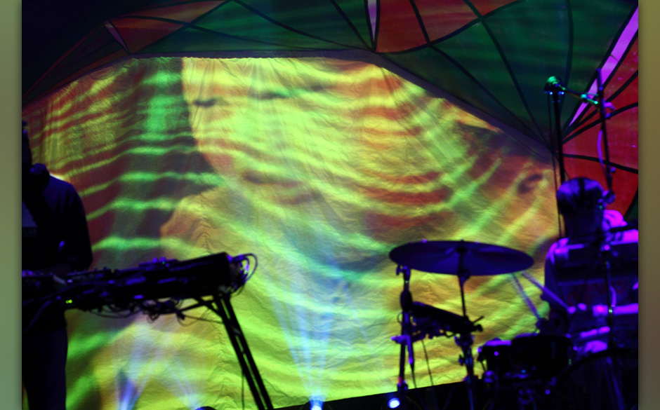 Wir überlegen noch, wer die Bühnendeko bemalt hat.