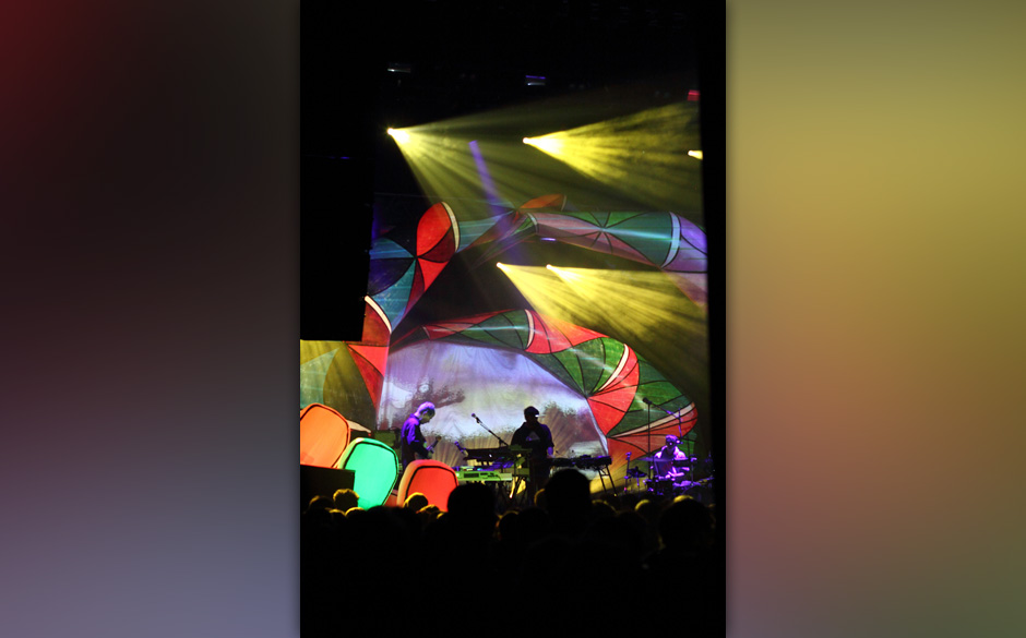 Im Publikum war man geteilter Meinung: Entweder man fand das Set und den Sound der Band überladen oder man war beeindruck...