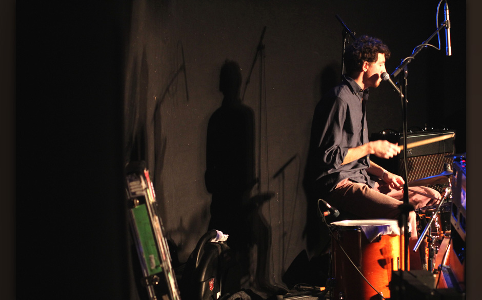 Peter Hale von Here We Go Magic wirkte beim Spiel hoch konzentriert und ließ die Augen meistens geschlossen. Fast meditat...