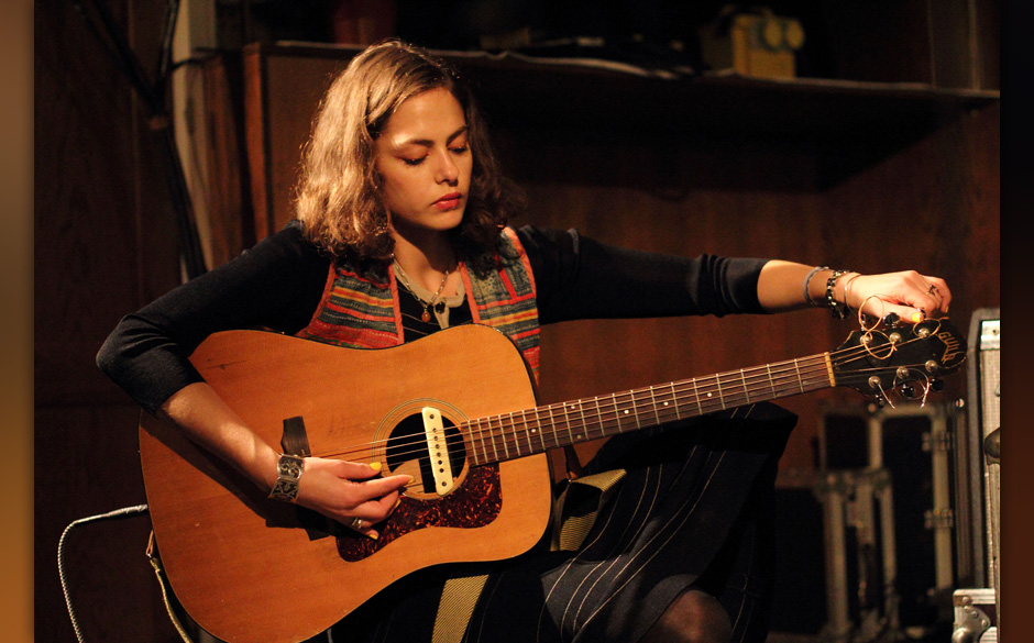 Sie stimmte auch ihre Gitarre selbst.