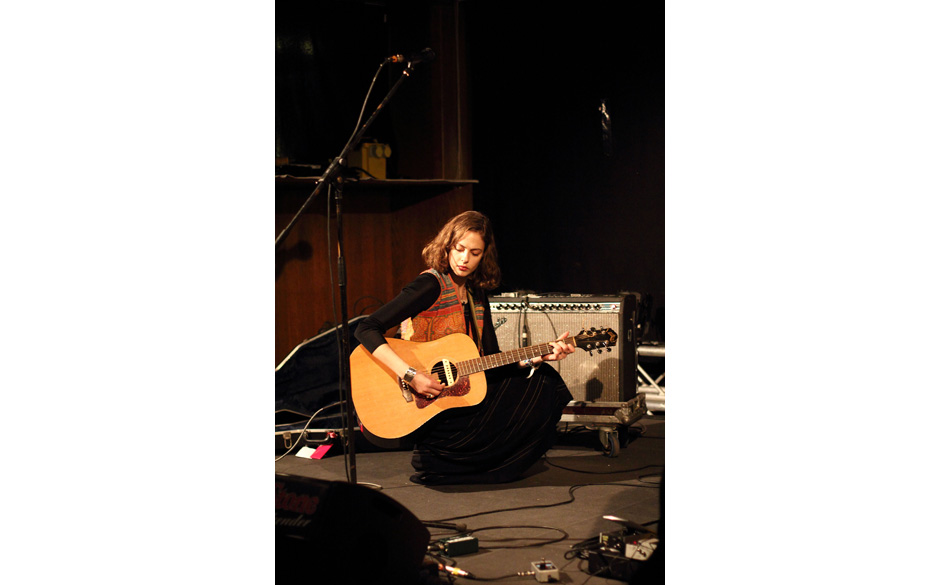 Dumm nur, dass oben drüber auf der Galeria auch eine Band spielte, die man bei Hannah Cohens Auftritt im Witthüs sehr de...