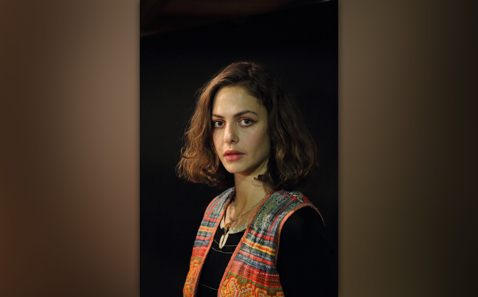 Tolle Portraitfotos, oder? Auch wenn sie sich darüber Gedanken machte, ob man nicht gut genug aussähe. Ähm, wie bitte?