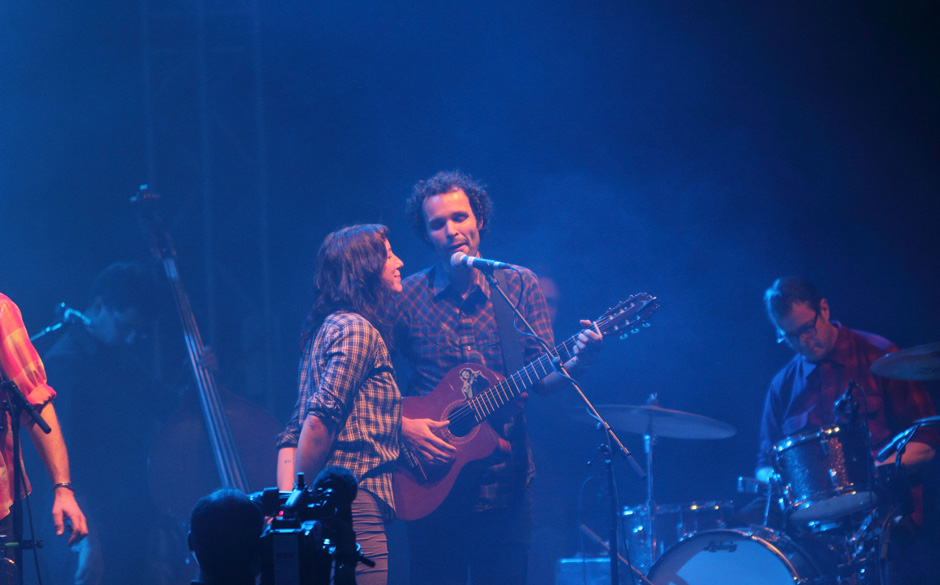 Sehr schön: Calexico bitten Blind Pilot auf die Bühne und wagen später sogar ein gemeinsames Tänzchen.