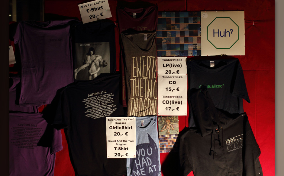 Na, wer hat sich ein schmuckes  Bandshirt geholt?