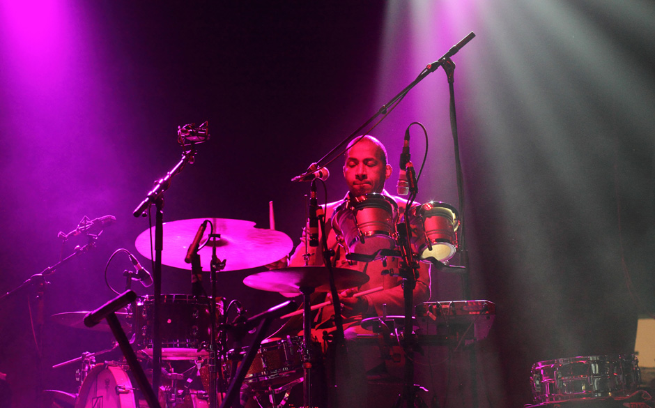 Als waschechter Drummer kann auch schönstes Pink den Gesamteindruck nicht zerstören. Earl Harvin von den Tindersticks